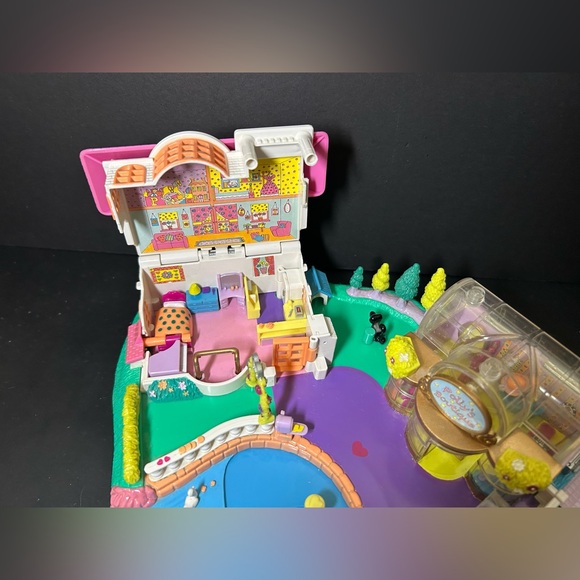 Polly Pocket Magical Movin’ Pollyville Playset - Picture 8 of 16